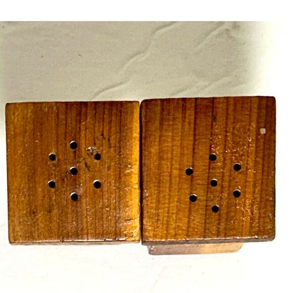 Vintage Ma and Pa Outhouse Salt and Pepper Shakers - Picture 5 of 7